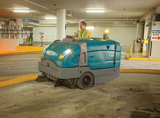 Barredora de conductor sentado de tamaño medio de conductor sentado S30 en un garaje de aparcamiento.